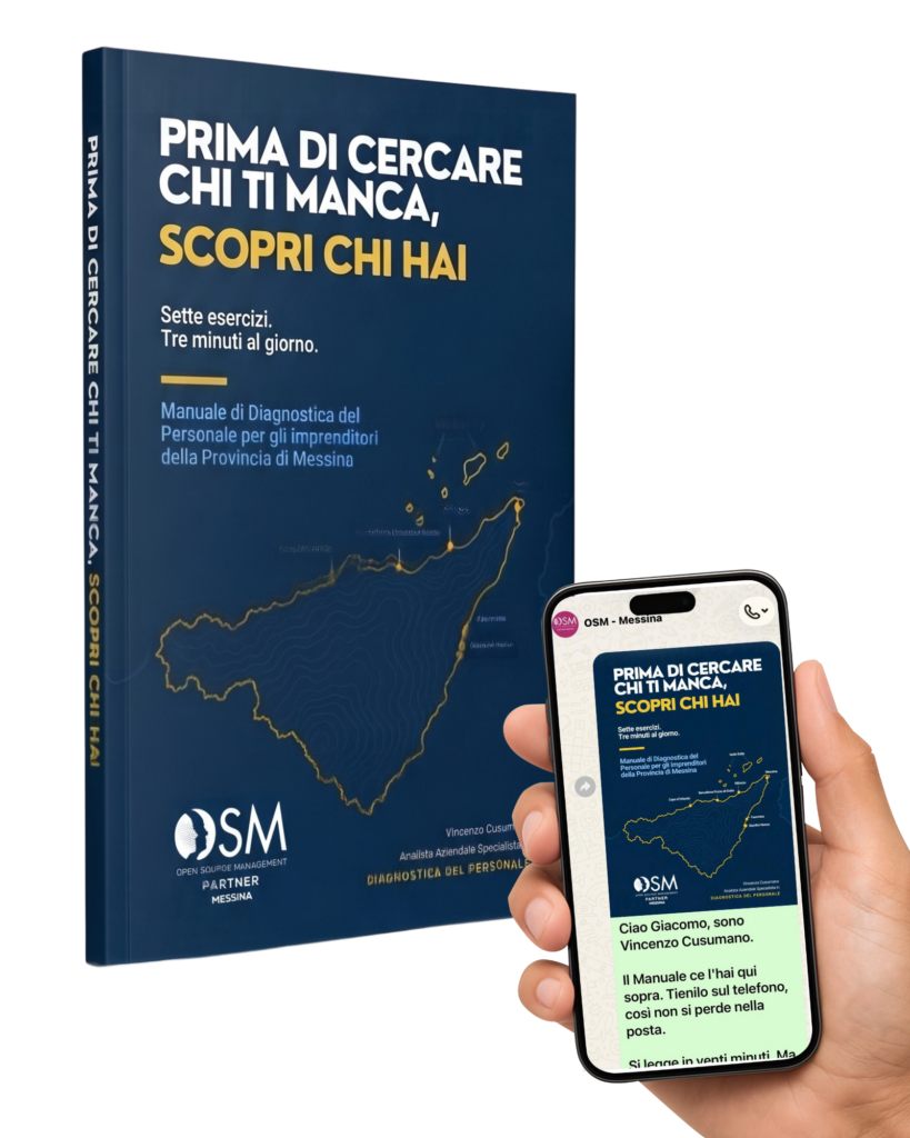 Il Manuale di Diagnostica del Personale accanto al telefono con la chat WhatsApp